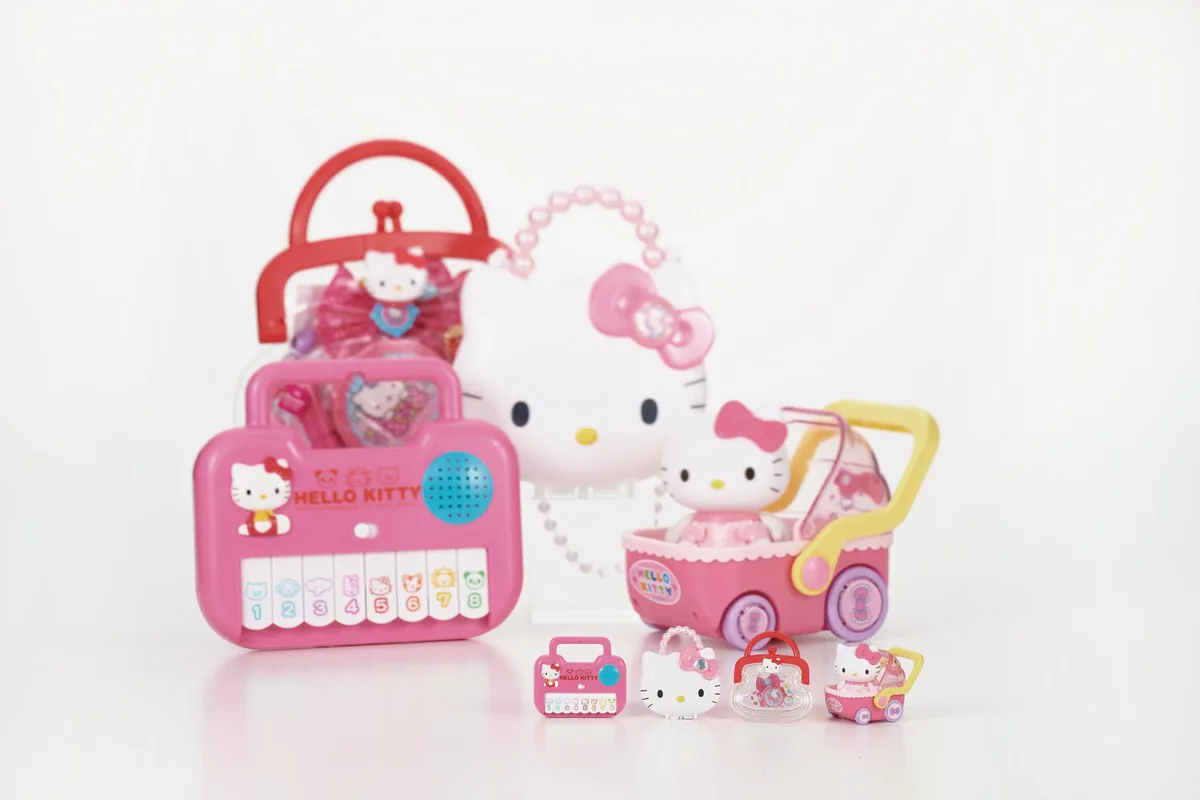 ロングセラー「ムラオカ」のおもちゃが手のひらサイズに。​『ハローキティ かわいいおもちゃ ミニチュアチャーム』​2026年8月中旬 発売予定​