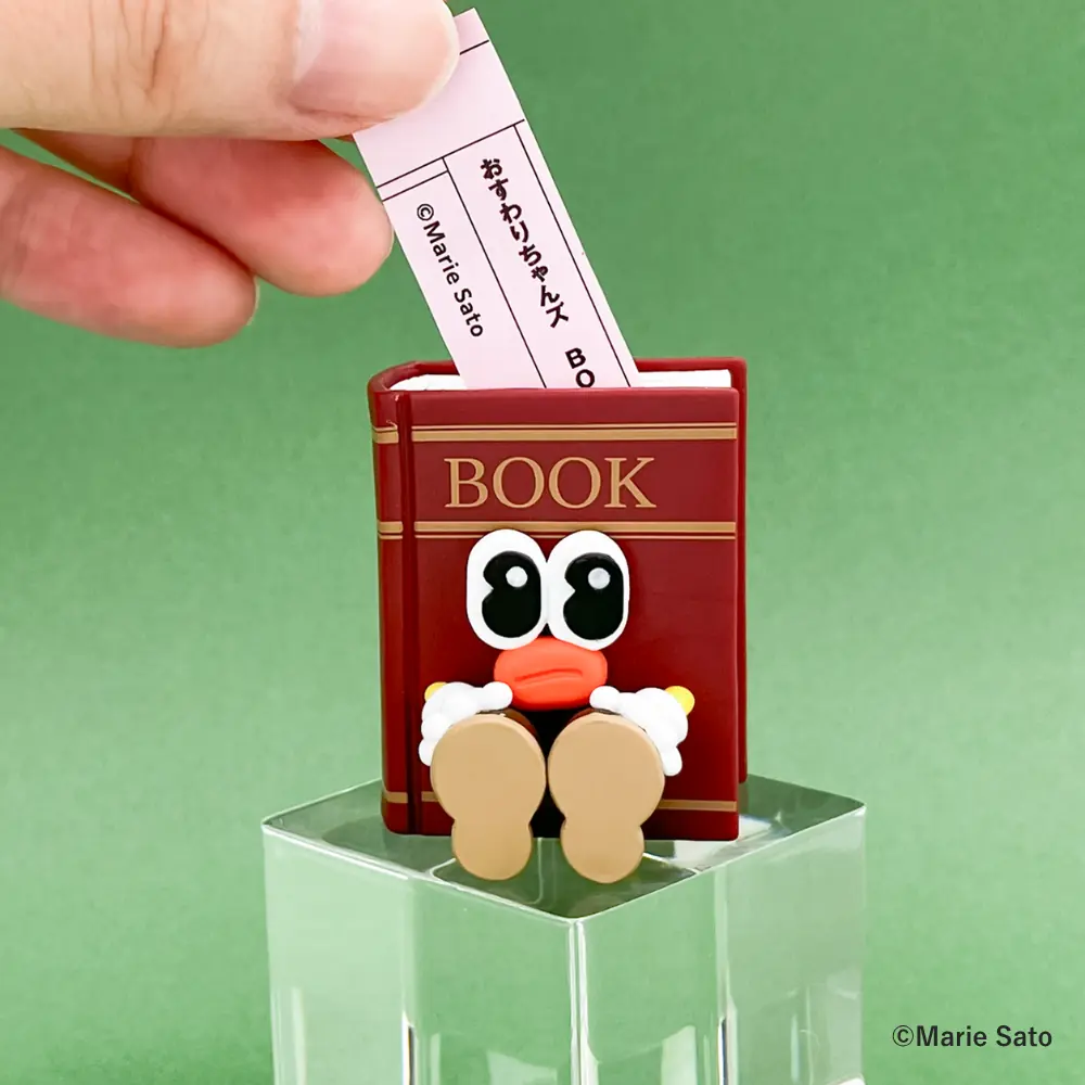 【新商品】さとうまりえによる人気作品「おすわりちゃんズ」の「おすわり本」がカプセルトイで登場！　ラインナップ全種類